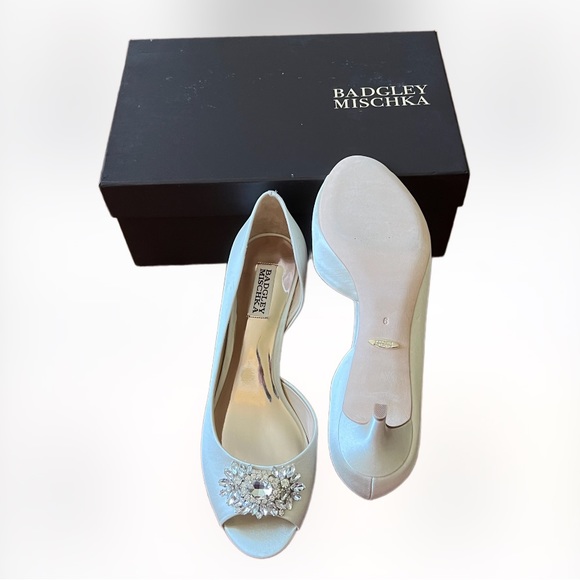 🆕 BADGLEY MISCHKA MACIE WOMENS EMBELLISHED PUMPS DRESS HEELS 👠 - Picture 4 of 10